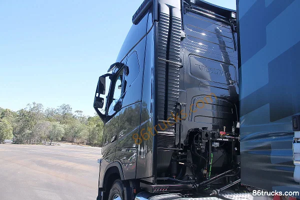Volvo nouveau FH16 camion lourd 600 ch 6X4(10 roues) tracteur routier (version Australie avec remorque complète à trois essieux) Châssis (1)