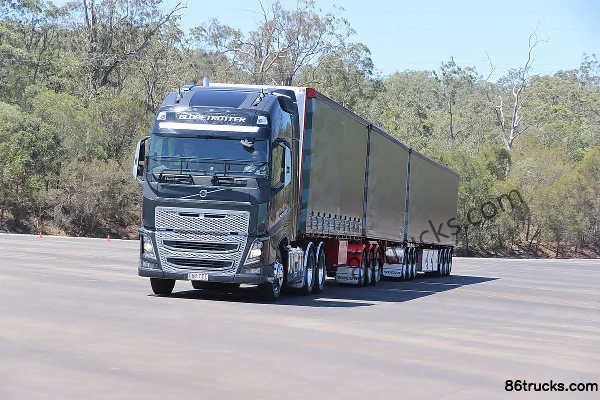 Volvo nouveau FH16 camion lourd 600 ch 6X4(10 roues) tracteur routier (version Australie avec remorque complète à trois essieux) Extérieur (