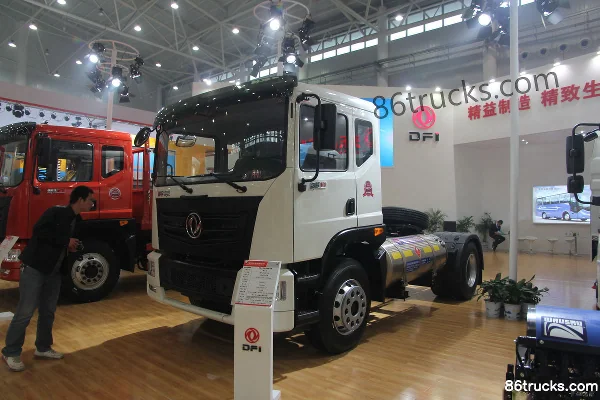 Dongfeng Yulong Heavy Truck 260hp 4X2(6 wheels) LNG Tractor Truck (EQ4160GLN) Exterior (3) | 86Trucks