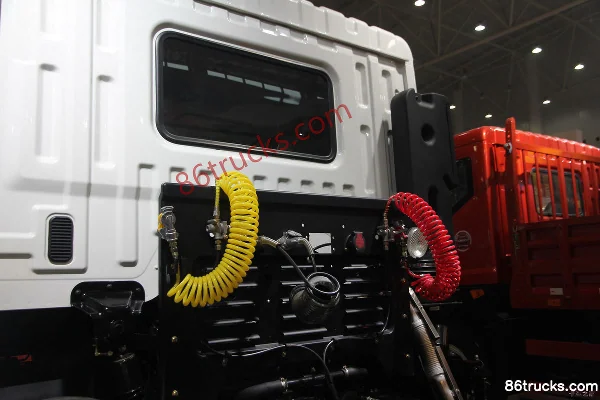 Dongfeng Yulong Heavy Truck 260hp 4X2(6 wheels) LNG Tractor Truck (EQ4160GLN) Chassis (3) | 86Trucks