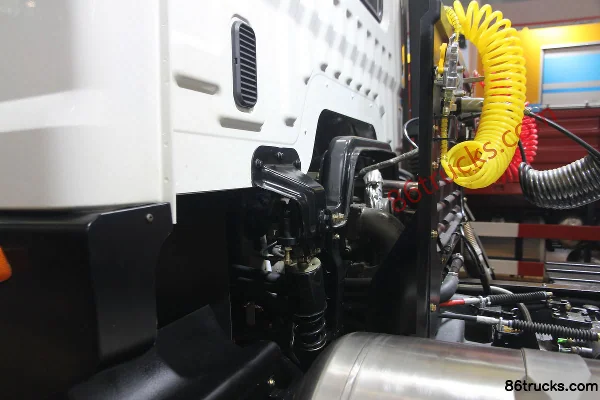 Dongfeng Yulong Heavy Truck 260hp 4X2(6 wheels) LNG Tractor Truck (EQ4160GLN) Chassis (2) | 86Trucks