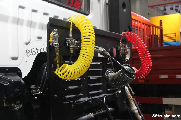 Dongfeng Yulong Heavy Truck 260hp 4X2(6 wheels) LNG Tractor Truck (EQ4160GLN) Chassis (1) | 86Trucks