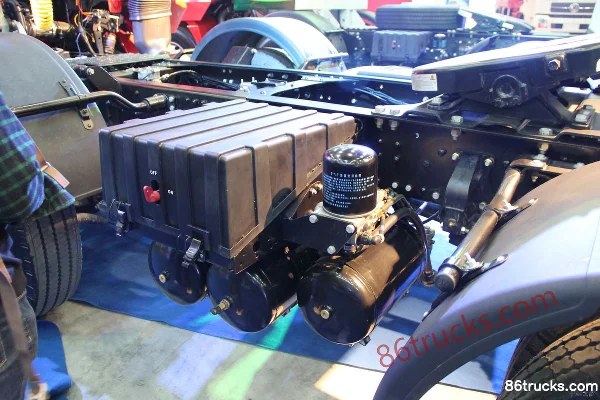 SHACMAN Delong M3000 heavy truck 340hp 6X2(8 wheels) tractor truck Chassis (3) | 86Trucks