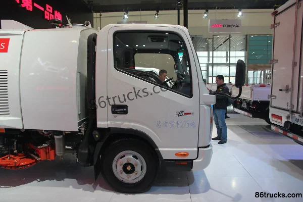 JAC New Shuailing 154hp 4X2(6 wheels) Washing and Sweeping Truck Exterior (3) | 86Trucks