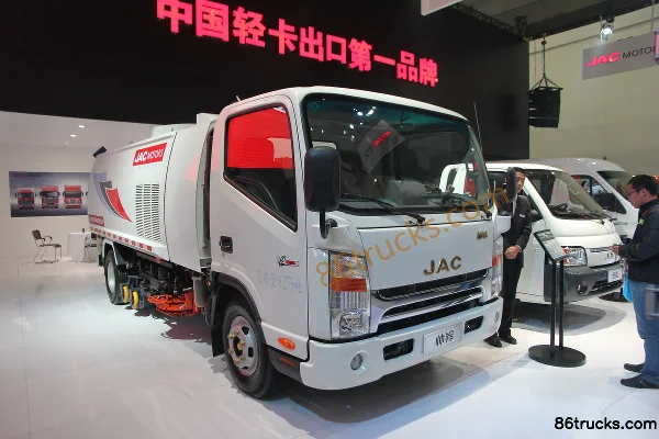 JAC New Shuailing 154hp 4X2(6 wheels) Washing and Sweeping Truck Exterior (2) | 86Trucks