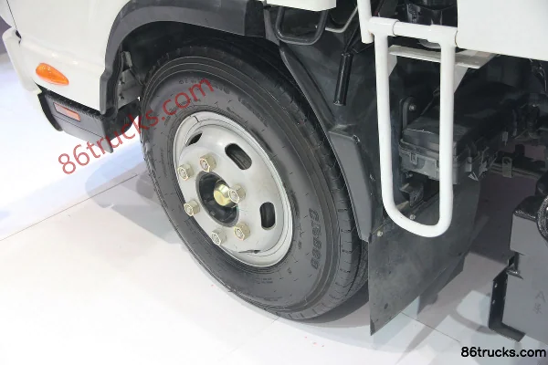 JAC New Shuailing 154hp 4X2(6 wheels) Washing and Sweeping Truck Cab (1) | 86Trucks