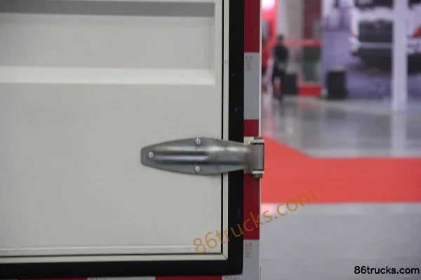 Sinotruk HOWO Hanjun 109 hp 4X2(6 wheels) 4.2m Single Row Van Light Truck Chassis (2) | 86Trucks