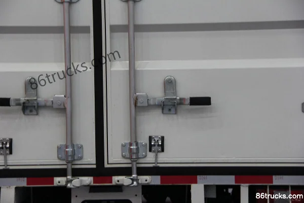 Sinotruk HOWO Hanjun 109 hp 4X2(6 wheels) 4.2m Single Row Van Light Truck Chassis (1) | 86Trucks