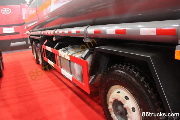 FAW Jiefang J6M 324 hp 8X4(12 wheels) Flammable Liquid Tanker Truck (Chengliwei Brand) Chassis (1) | 86Trucks