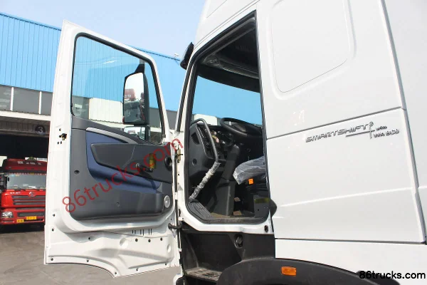 Sinotruk HOWO T7H Heavy Truck 320 hp 6X2(8 wheels) Tractor Truck Cab (2) | 86Trucks