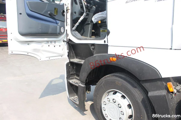Sinotruk HOWO T7H Heavy Truck 320 hp 6X2(8 wheels) Tractor Truck Cab (1) | 86Trucks