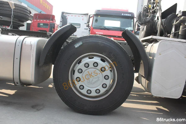 Sinotruk HOWO T7H Heavy Truck 320 hp 6X2(8 wheels) Tractor Truck Chassis (3) | 86Trucks