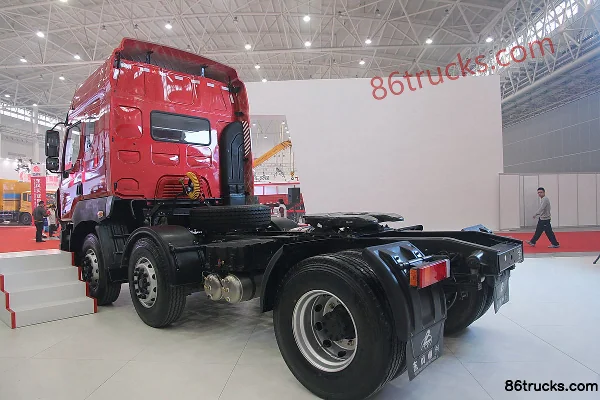 Dongfeng Liuqi Chenglong M5 Heavy Truck 350 hp 6X2(8 wheels) Tractor Truck Exterior (3) | 86Trucks