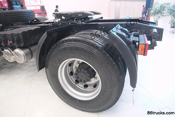 Dongfeng Liuqi Chenglong M5 Heavy Truck 350 hp 6X2(8 wheels) Tractor Truck Chassis (3) | 86Trucks