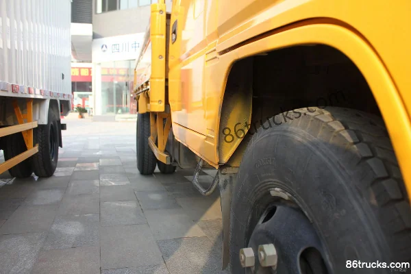 JMC New Kaiyun 116hp 4X2(6 wheels) 3.2m double-row flatbed light truck Chassis (3) | 86Trucks