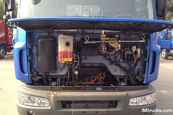 Dongfeng Liuqi Chenglong 140 hp 4X2(6 wheels) Trainer Truck Exterior (2) | 86Trucks
