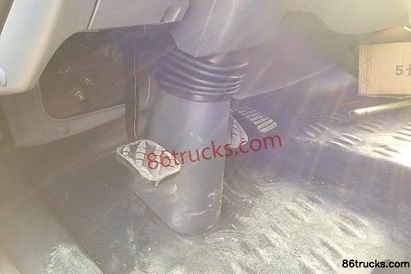 Dongfeng Liuqi Chenglong 140 hp 4X2(6 wheels) Trainer Truck Cab (2) | 86Trucks