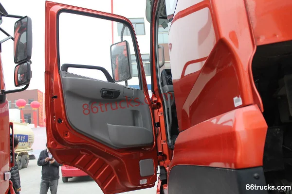 Dongfeng Commercial Vehicle Tianlong Medium Truck 292 hp 8X4(12 wheels) 9.6m Livestock Transport Truck (High Roof) Cab (1) | 86Trucks