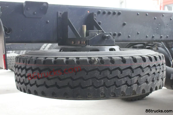 Dongfeng Commercial Vehicle Tianlong Medium Truck 292 hp 8X4(12 wheels) 9.6m Livestock Transport Truck (High Roof) Chassis (2) | 86Trucks