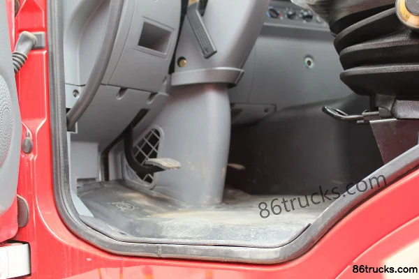SAIC Hongyan Genlyon M100 Heavy Truck 390 hp 6X4(10 wheels) Tractor Truck (Flat Top) Cab (3) | 86Trucks
