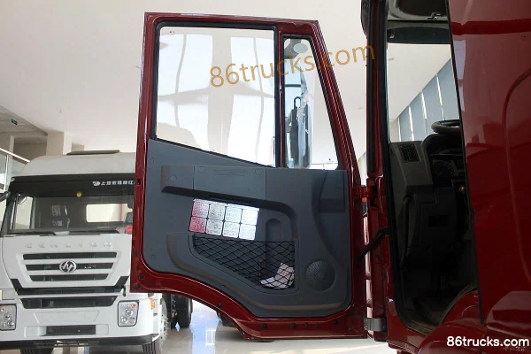 SAIC Hongyan Genlyon 350 hp 6X4(10 wheels) LNG tractor truck Cab (1) | 86Trucks