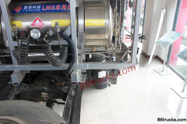 SAIC Hongyan Genlyon 350 hp 6X4(10 wheels) LNG tractor truck Chassis (3) | 86Trucks