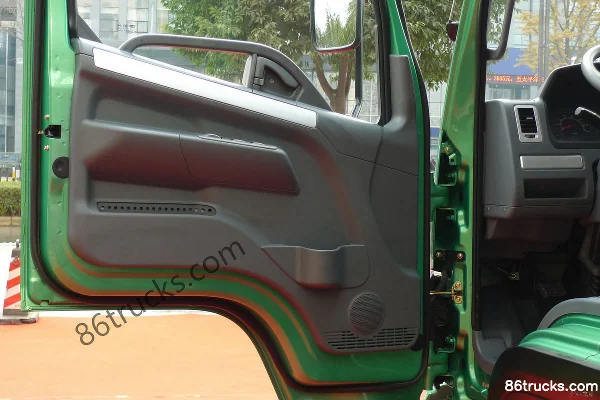 Kairui Green Card C Medium Body Standard Type 110 hp 4X2(6 wheels) 4.23m Single Row Van Light Truck Cab (2) | 86Trucks
