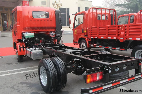 Sinotruk HOWO Tongshuai 129 hp 4X2(6 wheels) 3360mm Wheelbase Single Row Light Truck Chassis Exterior (3) | 86Trucks