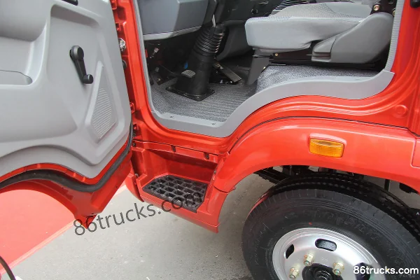 Sinotruk HOWO Tongshuai 129 hp 4X2(6 wheels) 3360mm Wheelbase Single Row Light Truck Chassis Cab (3) | 86Trucks