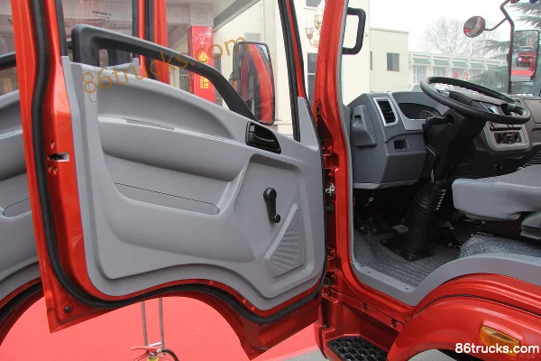 Sinotruk HOWO Tongshuai 129 hp 4X2(6 wheels) 3360mm Wheelbase Single Row Light Truck Chassis Cab (1) | 86Trucks