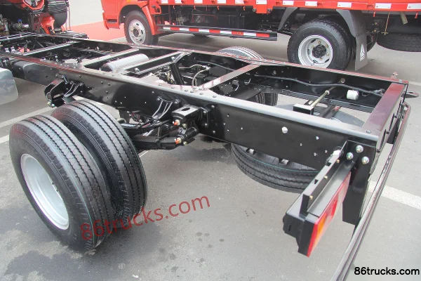 Sinotruk HOWO Tongshuai 129 hp 4X2(6 wheels) 3360mm Wheelbase Single Row Light Truck Chassis (2) | 86Trucks