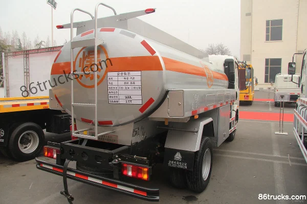 Sinotruk HOWO 109 hp 4X2(6 wheels) Oil tanker truck (Lvye brand) Exterior (3) | 86Trucks