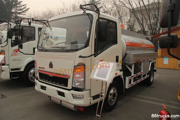 Sinotruk HOWO 109 hp 4X2(6 wheels) Oil tanker truck (Lvye brand) Exterior (2) | 86Trucks