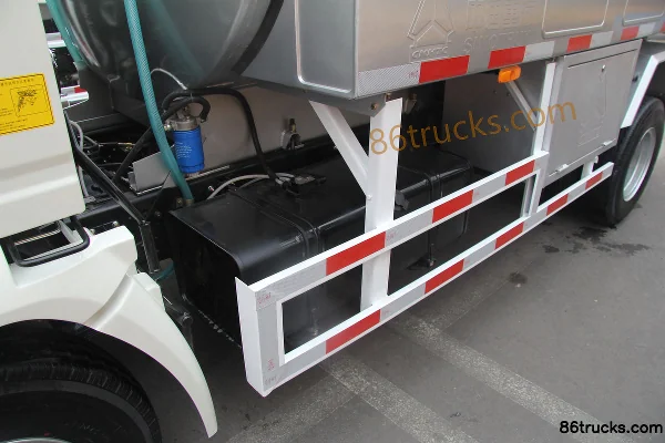 Sinotruk HOWO 109 hp 4X2(6 wheels) Oil tanker truck (Lvye brand) Cab (2) | 86Trucks