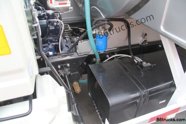 Sinotruk HOWO 109 hp 4X2(6 wheels) Oil tanker truck (Lvye brand) Cab (1) | 86Trucks
