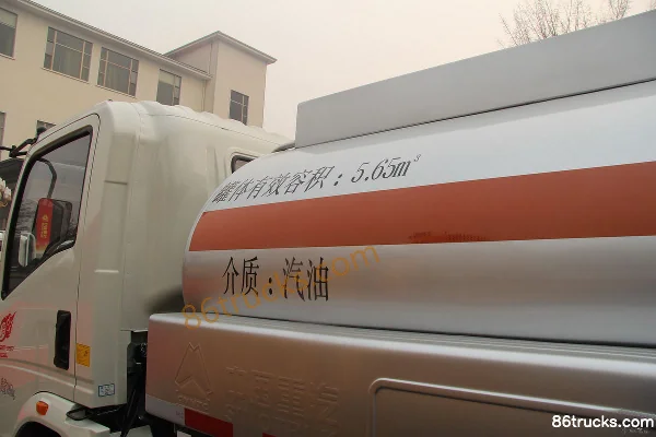 Sinotruk HOWO 109 hp 4X2(6 wheels) Oil tanker truck (Lvye brand) Chassis (1) | 86Trucks