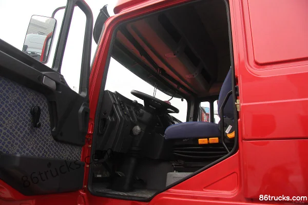 Sinotruk HOKA H7 heavy truck 340 hp 6X2(8 wheels) tractor truck (LNG) Cab (3) | 86Trucks