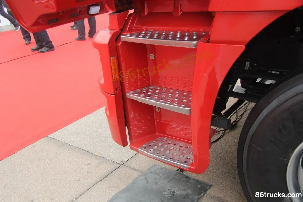Sinotruk HOKA H7 heavy truck 340 hp 6X2(8 wheels) tractor truck (LNG) Cab (1) | 86Trucks