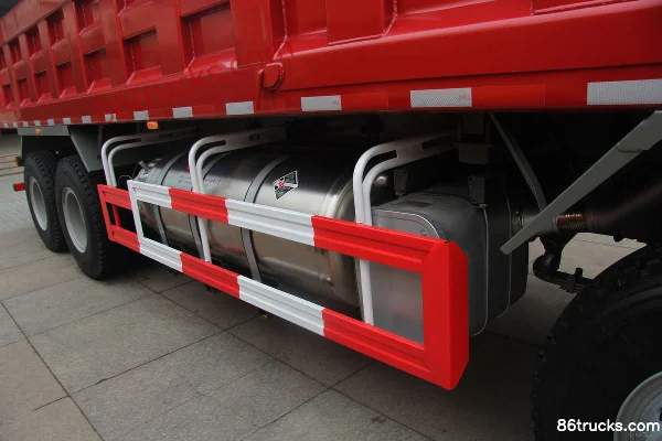 Sinotruk HOKA H7 series heavy truck 380 hp 8X4(12 wheels) 8.3m LNG dump truck Chassis (3) | 86Trucks