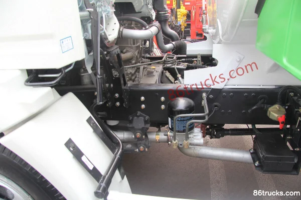 Sinotruk HOWO 140 hp 4X2(6 wheels) water sprinkler truck (Lvye brand) Chassis (3) | 86Trucks