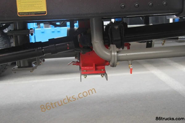 Sinotruk HOWO 140 hp 4X2(6 wheels) water sprinkler truck (Lvye brand) Chassis (2) | 86Trucks