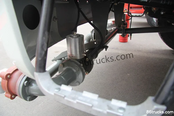 Sinotruk HOWO 140 hp 4X2(6 wheels) water sprinkler truck (Lvye brand) Chassis (1) | 86Trucks