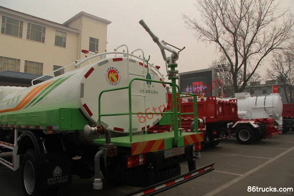 Sinotruk HOWO 140 hp 4X2(6 wheels) water sprinkler truck (Lvye brand) Body (2) | 86Trucks