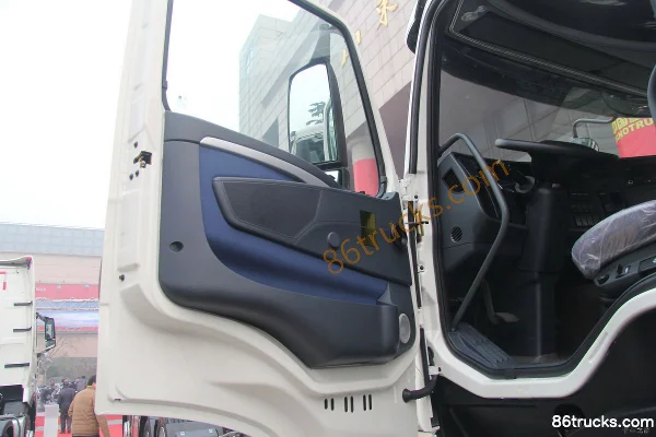 Sinotruk HOWO-T7H heavy truck 400 hp 8X4(12 wheels) concrete mixer truck (chassis) Cab (3) | 86Trucks
