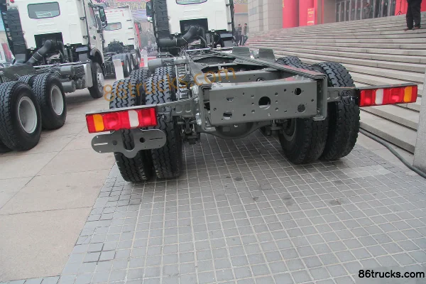 Sinotruk HOWO-T7H heavy truck 400 hp 8X4(12 wheels) concrete mixer truck (chassis) (2) | 86Trucks