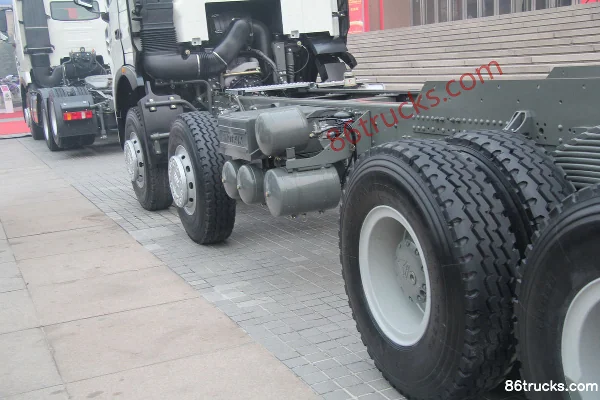 Sinotruk HOWO-T7H heavy truck 400 hp 8X4(12 wheels) concrete mixer truck (chassis) (3) | 86Trucks