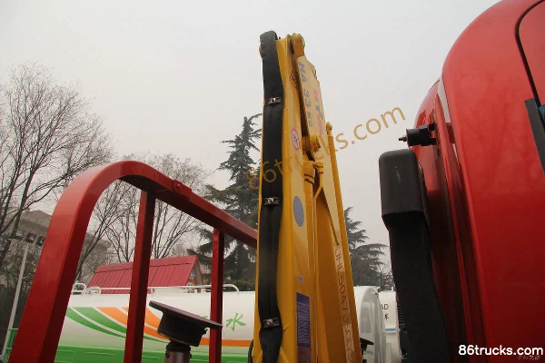 Sinotruk HOWO Hanjun 88 hp 4X2(6 wheels) truck-mounted crane Cab (3) | 86Trucks