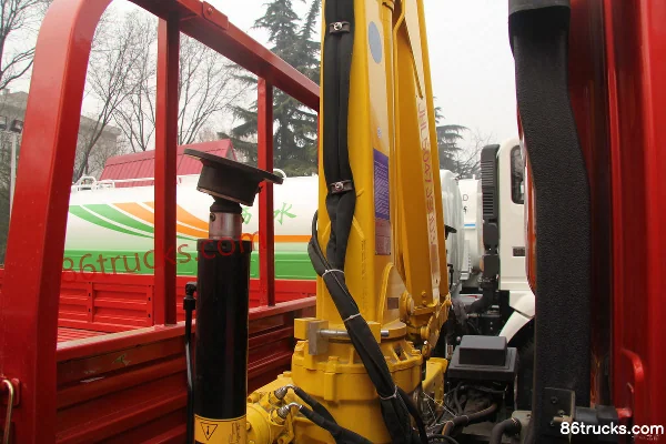 Sinotruk HOWO Hanjun 88 hp 4X2(6 wheels) truck-mounted crane Cab (2) | 86Trucks