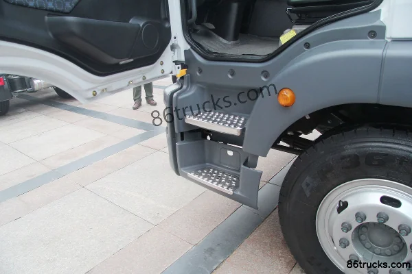 Sinotruk Sitrak C5H Medium Truck 240 hp 4X2(6 wheels) 7.9m Van Cargo Truck Cab (1) | 86Trucks