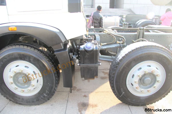 Sinotruk HOWO T5G lourd 310 ch 8X4(12 roues) camion porteur 9,5 mètres Châssis (1) | 86Trucks